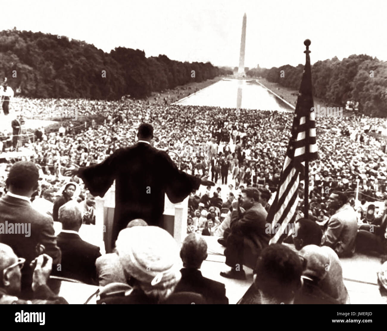 Il dott. Martin Luther King Jr. al pellegrinaggio di preghiera per la libertà rallly in maggio 17, 1957 come egli offre il suo 'ci danno il ballottaggio' discorso dai gradini del Lincoln Memorial a Washington D.C. Circa 25.000 sono stati presenti come il dottor King, l'ultimo oratore, diede il suo primo indirizzo nazionale. Foto Stock