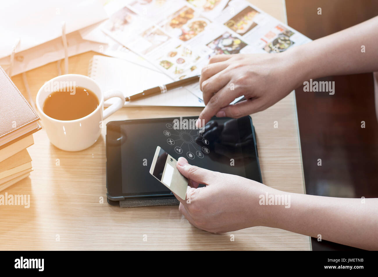 Mano tenendo la scheda e utilizzando tablet per shopping on-line di beni e servizio di pagamento. Foto Stock