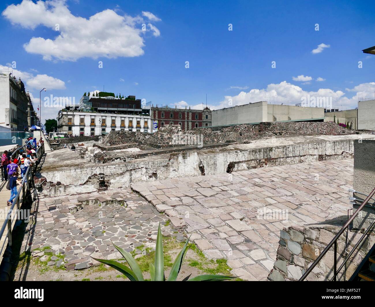 Visitatori passerella trasversale oltre lo scavo archeologico sito del tempio azteco, vicino Zocolo Square, il centro di Città del Messico. Foto Stock