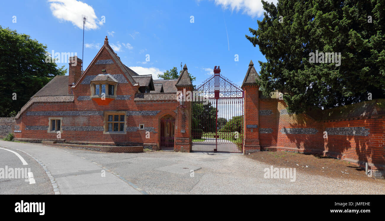 Davvero un vecchio ben conservati i detentori di gate lodge in un tranquillo borgo rurale in posizione Sonning on Thames sulla strada principale nel villaggio. Foto Stock