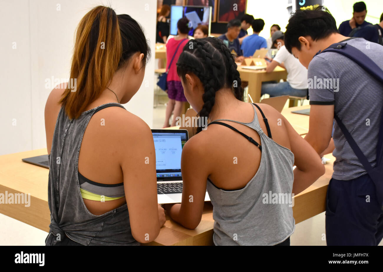 Le persone che cercano notebook presso la grande apertura della prima sede di Apple si trova a Taipei 101 building, Taipei, Taiwan. Foto Stock