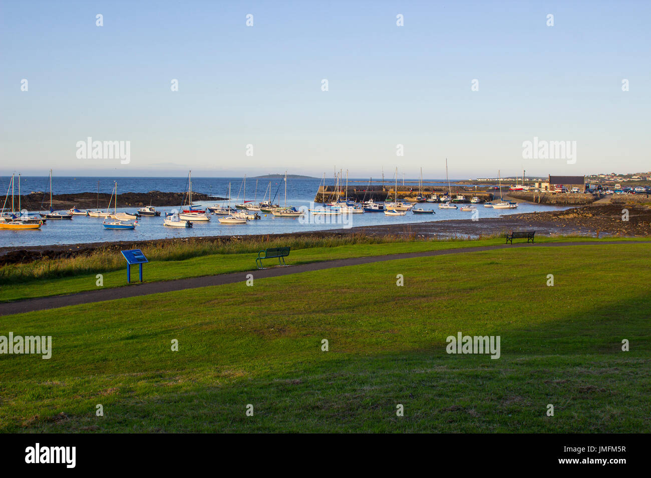 Barche sul loro ormeggi accanto all isola di increspatura nella naturale porto di marea a Groomsport in Co Down,l'Irlanda del Nord a Belfast Lough in backgro Foto Stock