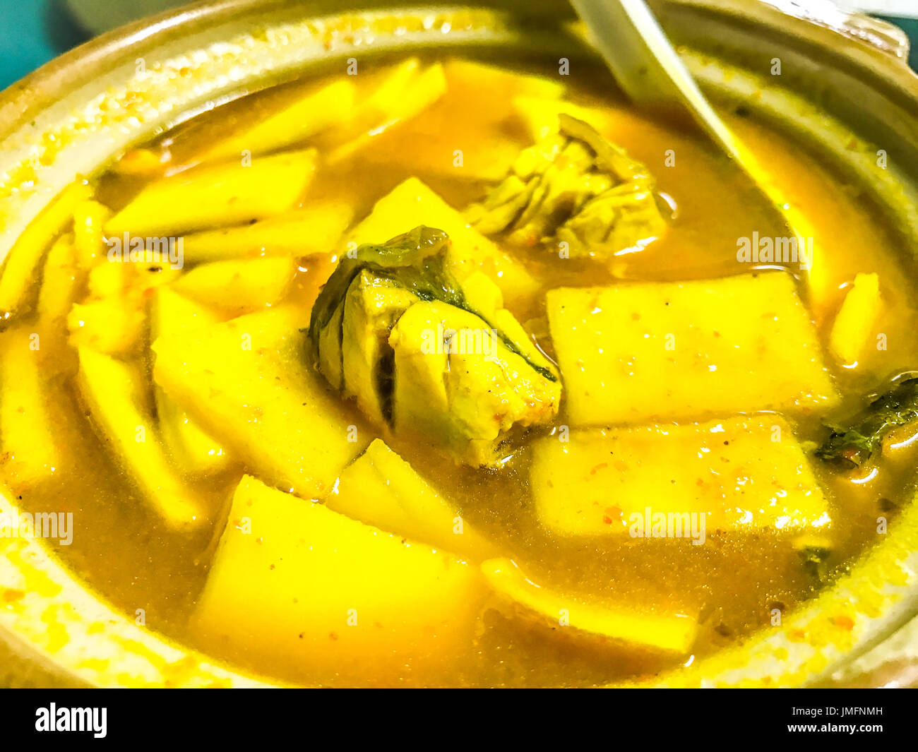 Pista Som, YELLOW CURRY zuppa con bambù e branzino pesce, Sour zuppa di pasta di Tamarindo o curcuma Foto Stock