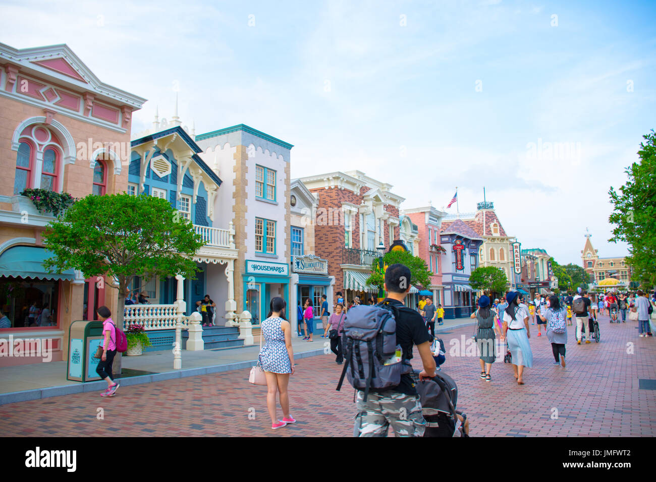 I turisti spendono il loro tempo a Main Street, U.S.A. in Hong Kong Disneyland Foto Stock