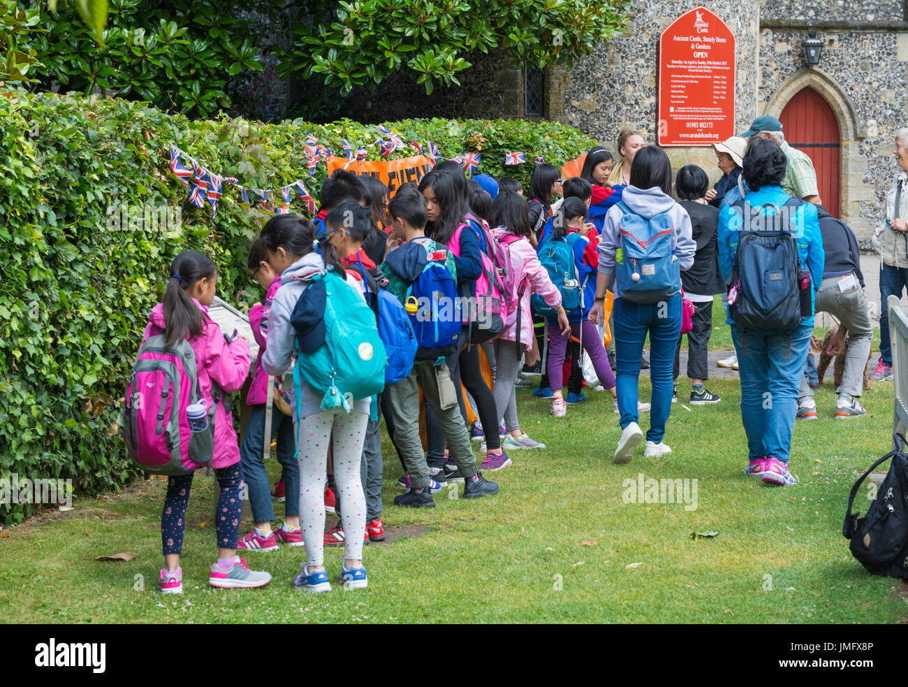 Un gruppo di giovani giapponesi a scuola i bambini in un viaggio in Inghilterra, Regno Unito, la visita di un castello. Giovani turisti. Foto Stock