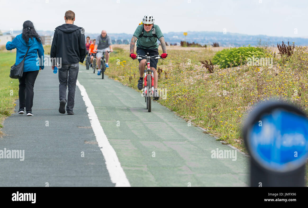 Pavimentazione con corsia pedonale e pista ciclabile ciclo (VIA) nel Regno Unito. La gente a piedi. I ciclisti in pista ciclabile. Foto Stock