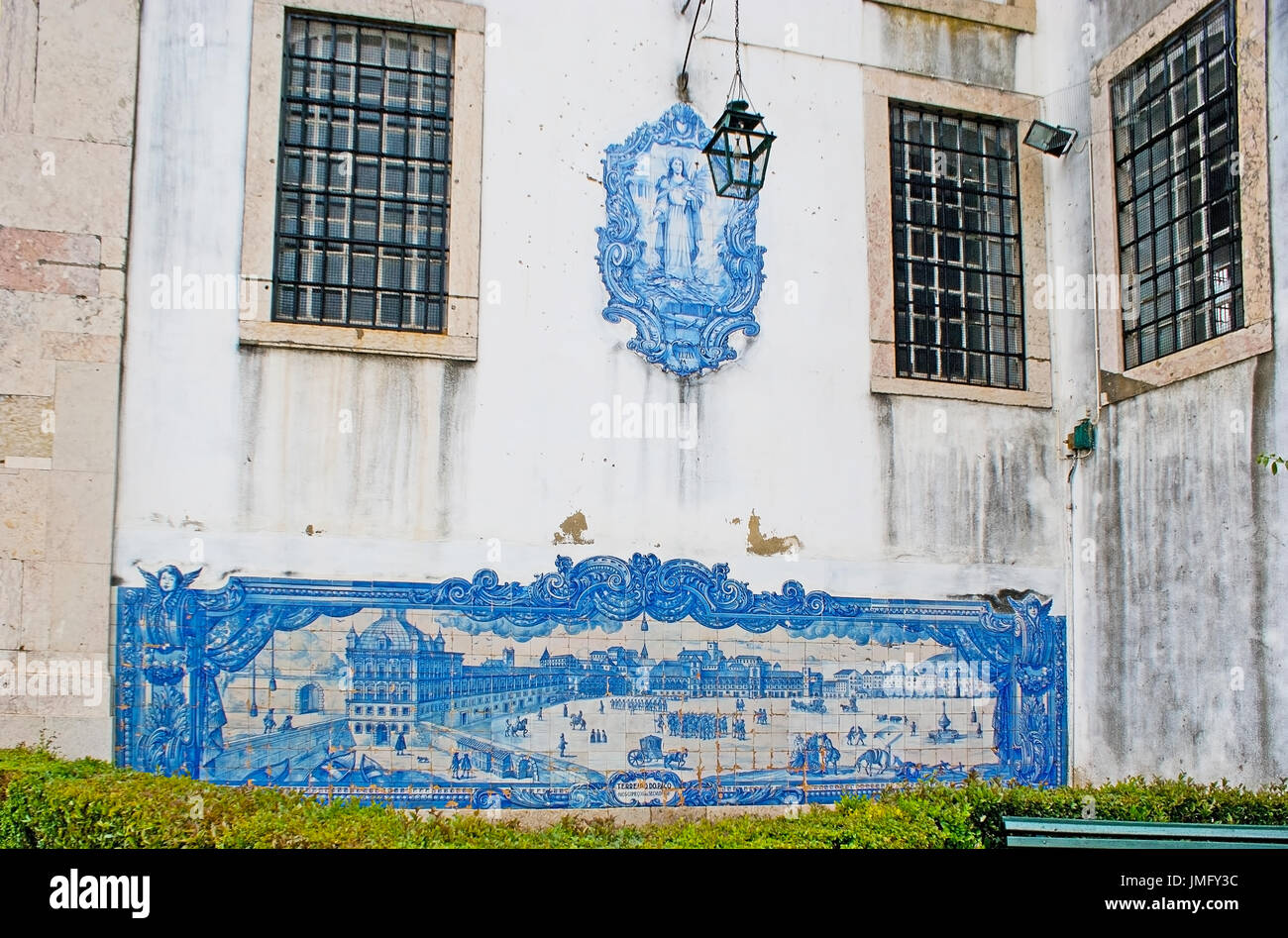 Lisbona, Portogallo - 2 Maggio 2012: icona di Santa Luzia e panorama della Piazza del Palazzo (Terreiro do Paco) dipinta a mano su piastrelle azulejos sulla sid Foto Stock