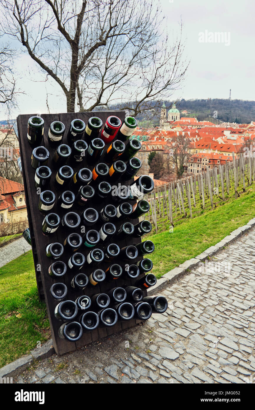 Collezione di vini spumanti di invecchiamento nel rack all'aperto contro la città vecchia di Praga, Repubblica Ceca Foto Stock