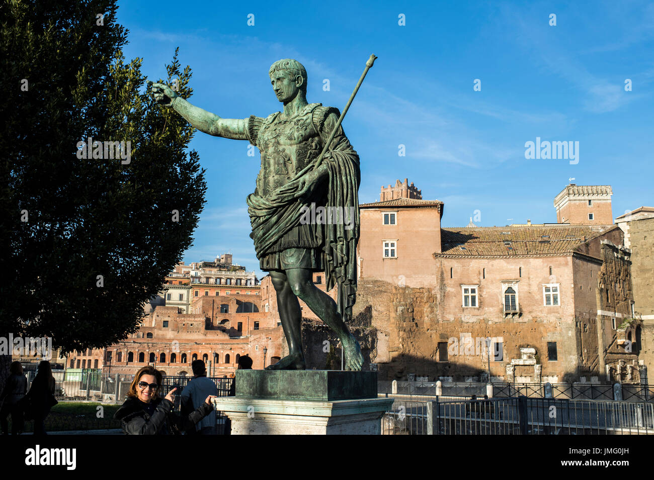 Italia Lazio Roma Fori Imperiali, statua di bronzo dell'imperatore romano Augusto Foto Stock