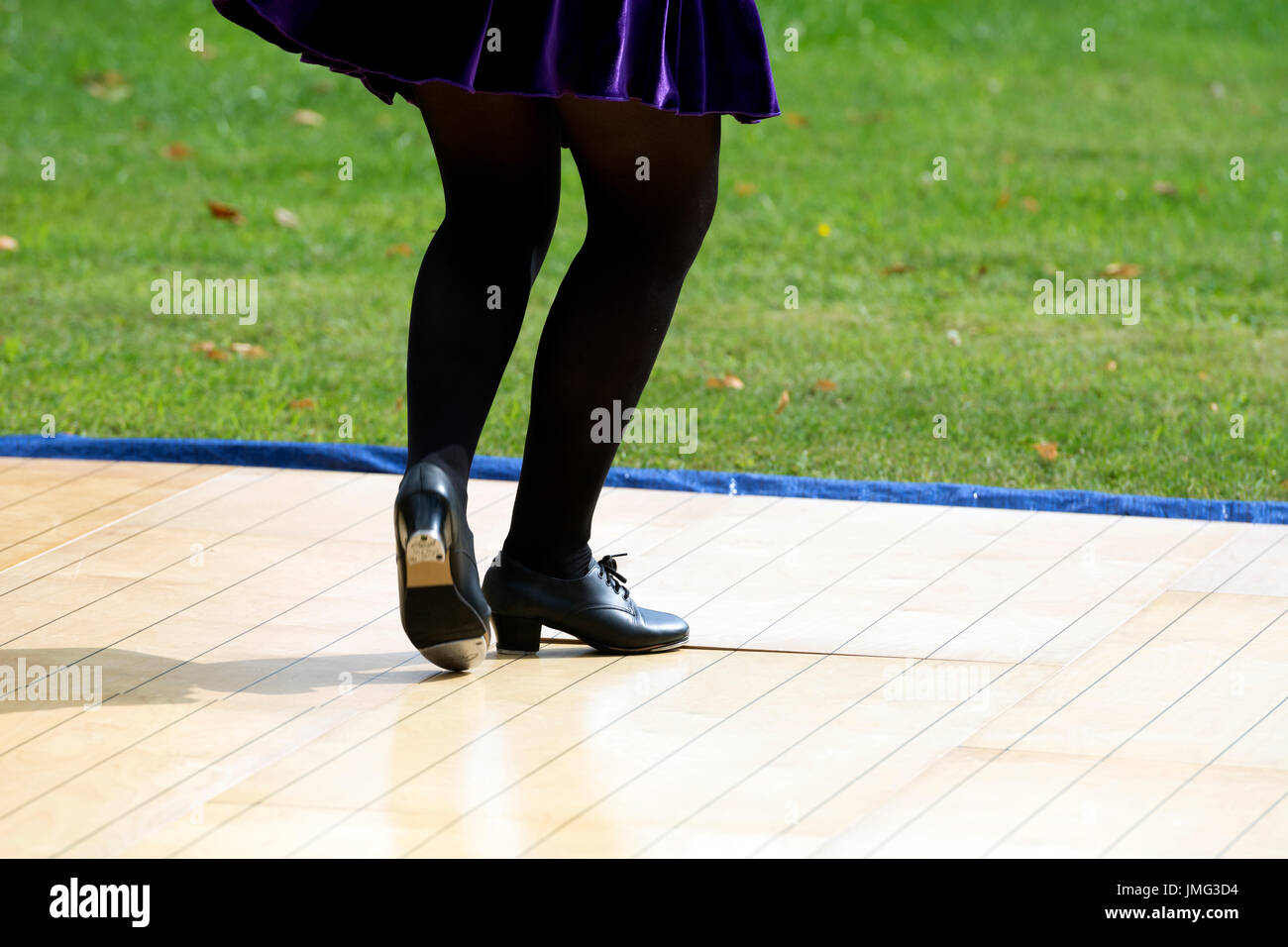 Una ragazza di eseguire la tradizionale danza irlandese in pubblico, REGNO UNITO Foto Stock