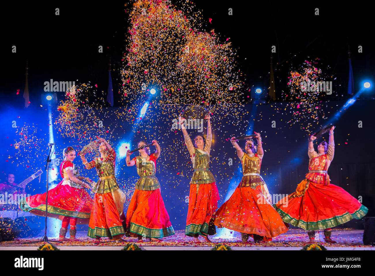 Ballerini a Holika Dahan celebrazione. Udaipur, Rajasthan, India Foto Stock