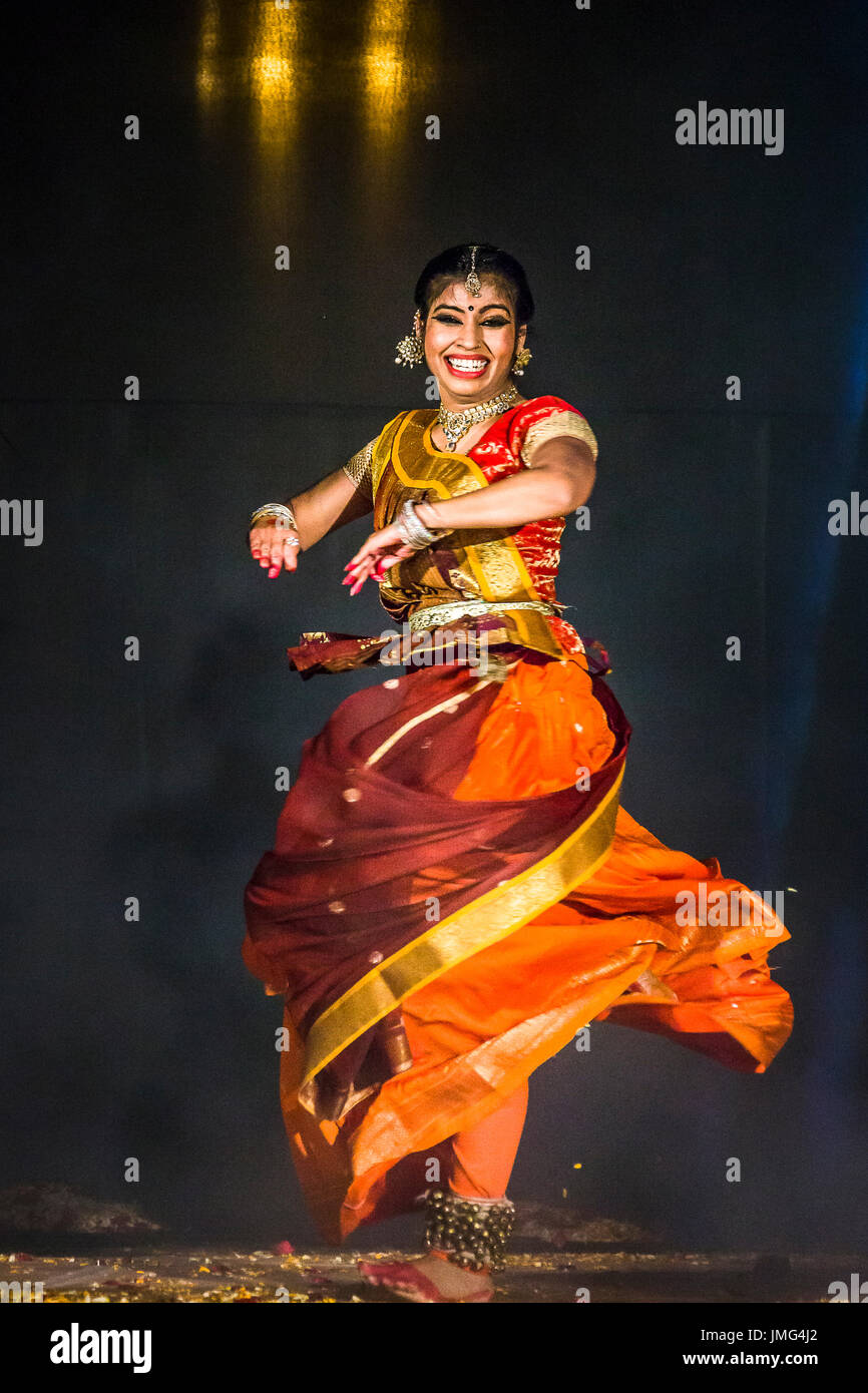 Danzatrice presso Holika Dahan celebrazione. Udaipur, Rajasthan, India Foto Stock