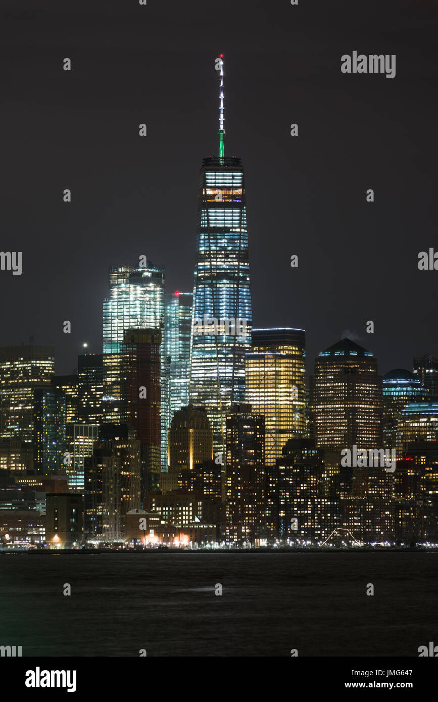 One World Trade Centre Centre illuminata di notte con edifici al di sotto, New York Foto Stock