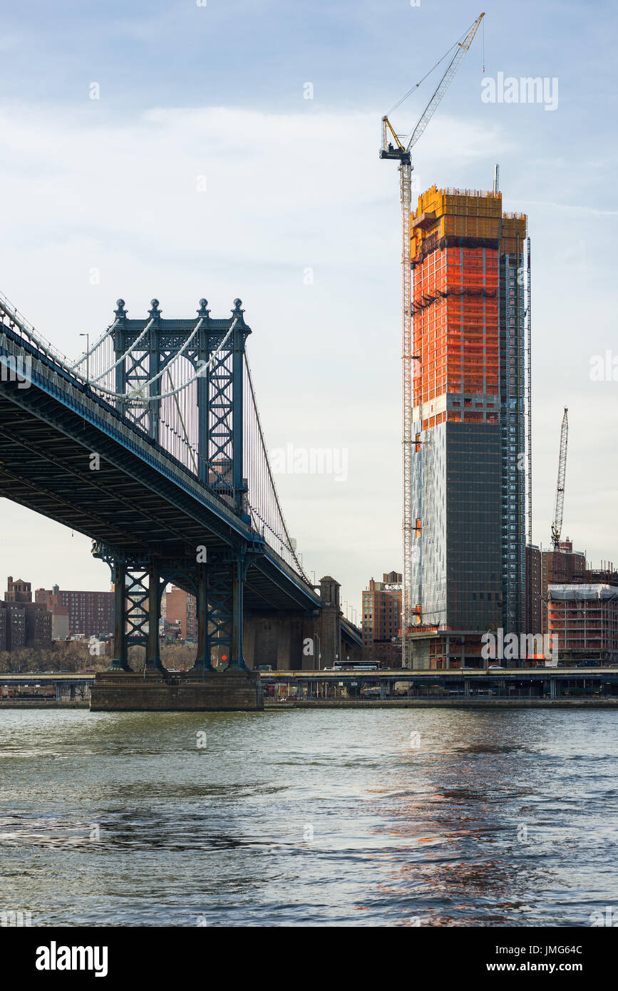 Una piazza di Manhattan, 252 South Street Edificio in fase di costruzione con Manhattan Bridge adiacenti, Lower East Side di Manhattan, New York Foto Stock