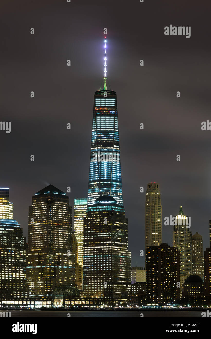 One World Trade Centre Centre illuminata di notte con edifici al di sotto, New York Foto Stock