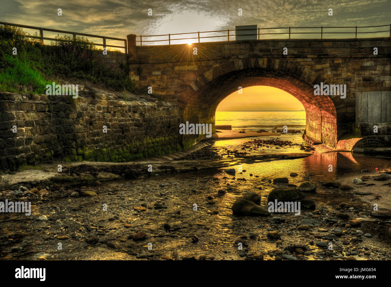 Il ponte al di sopra della vasca di tintura a Sandsend. Foto Stock