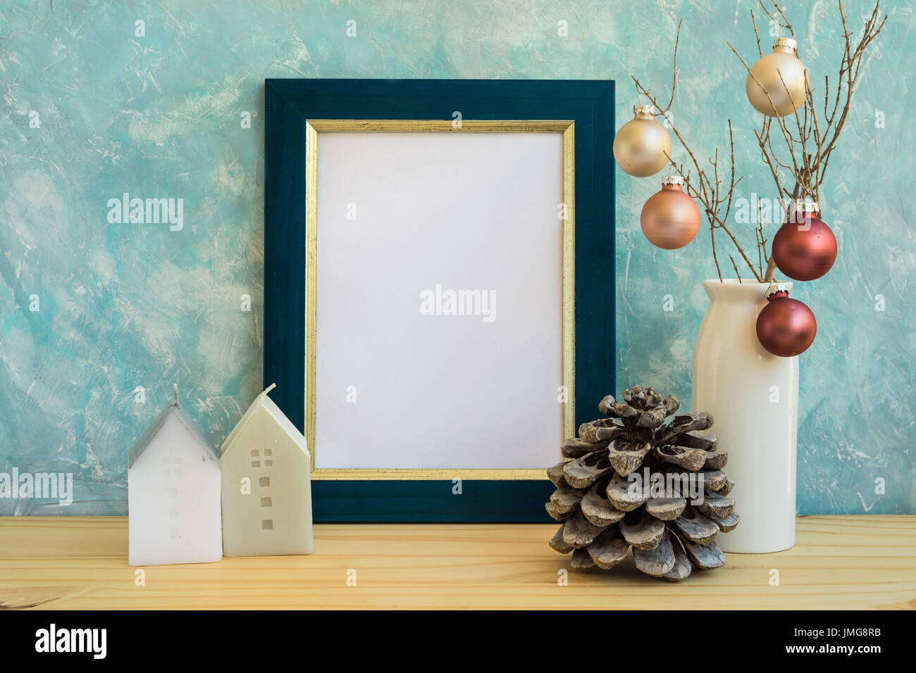 Blu e cornice dorata mock up, Natale, Capodanno, Pigna, baubles colorati, casa di candele, spazio per citazioni, testo, grafica, elegante Foto Stock