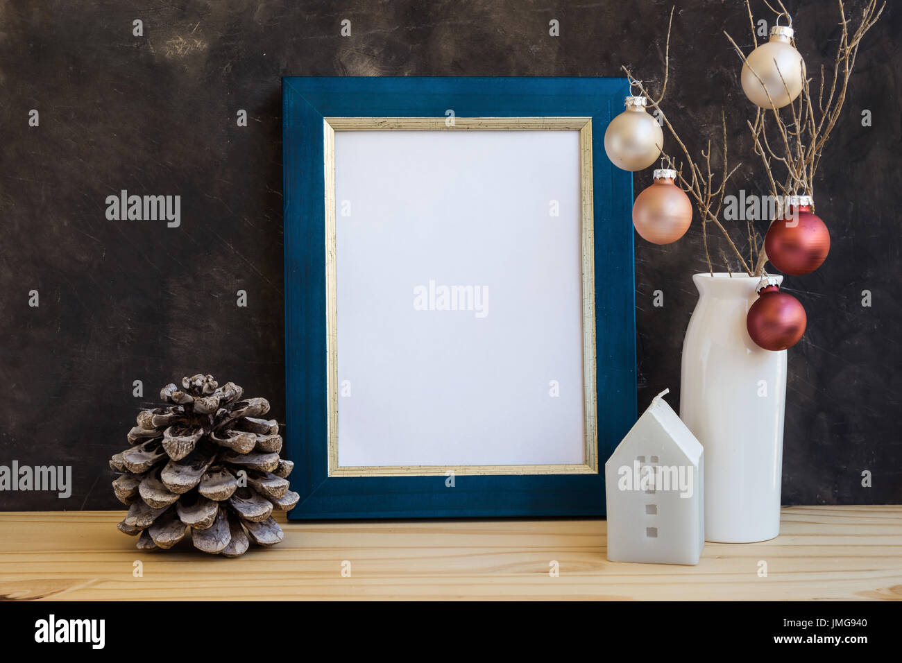 Natale, Nuovo Yera blu e cornice dorata mockup con spazio per testo, illustrazioni colorate baubles, casa candela, pigne, stile minimalista, sca Foto Stock