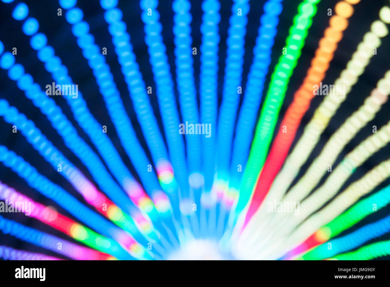 Abstract la sfocatura bokeh di luci colorate all'interno del parco dei divertimenti di tunnel di notte Foto Stock