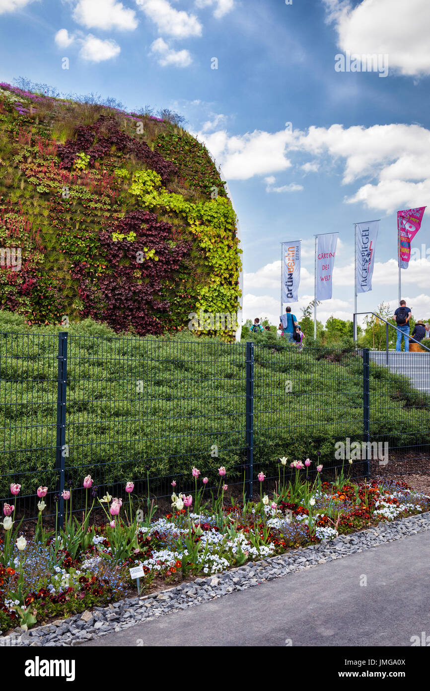 Berlino,Marzahn. Giardini del Mondo Giardino botanico,Gärten der Welt.IGA 2017 International flower show ingresso. Tetto e pareti coperte di piante Foto Stock