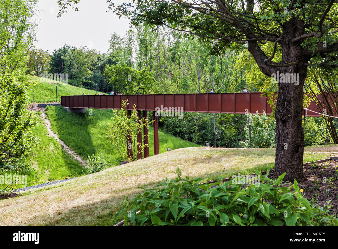 Berlino,Marzahn. Giardini del Mondo Giardino botanico,Gärten der Welt,Tälchenbrücke ponte collega Marzahner Ausguck lookout alla Kienberg Hill Foto Stock