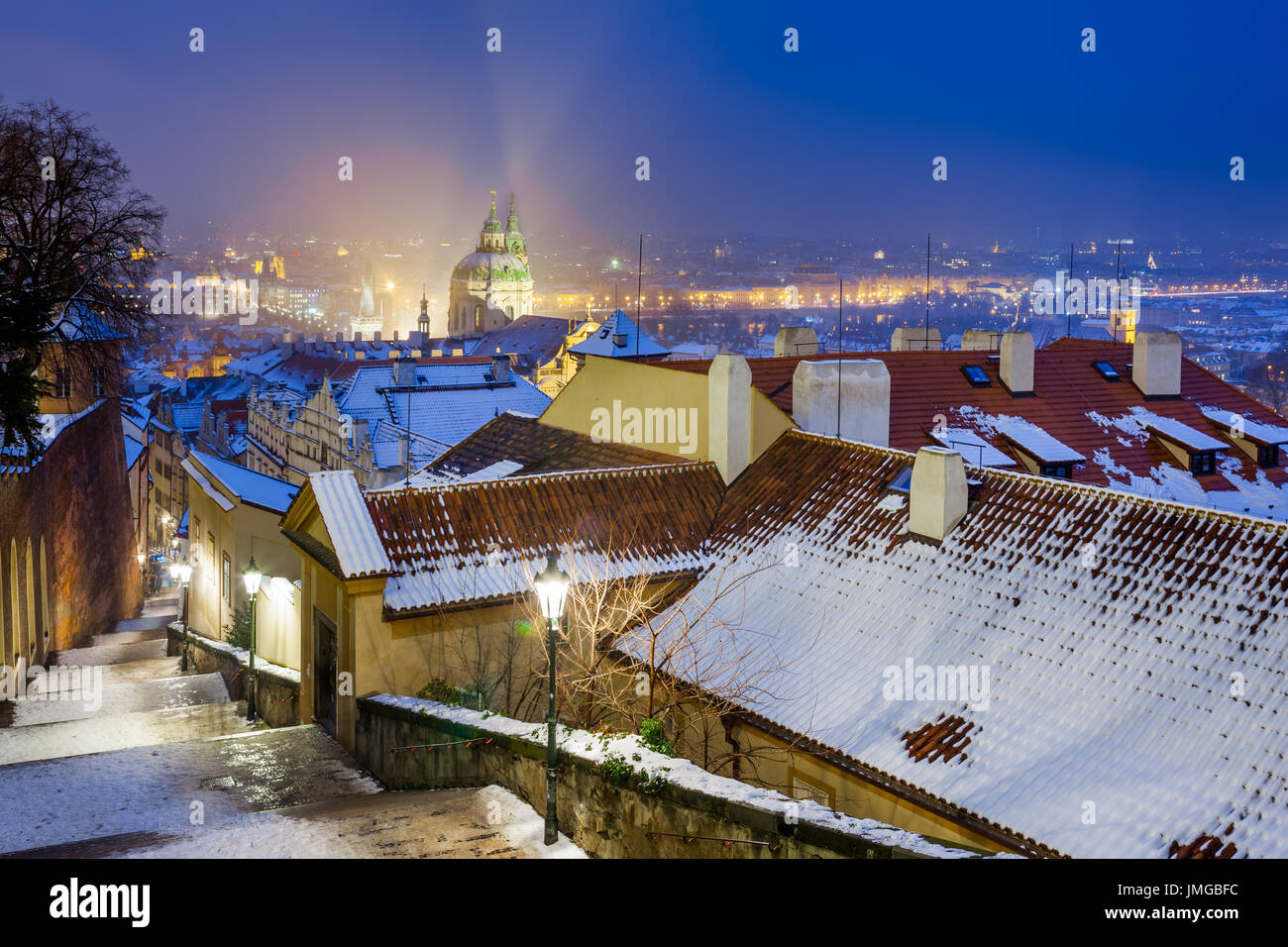 Europa, Repubblica Ceca, Cechia, Praga, Praha, UNESCO, Panorama con la Chiesa di San Nicola, Kostel Svateho Mikulase, Svaty Mikulas, Mala Strana Foto Stock