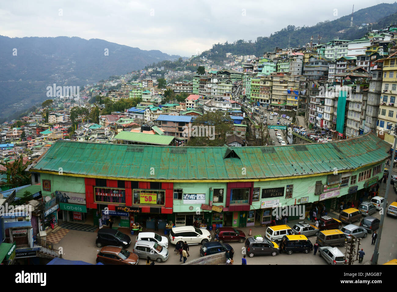 Downtown area dello shopping della città Gantok, capitale del Sikkim, India Foto Stock