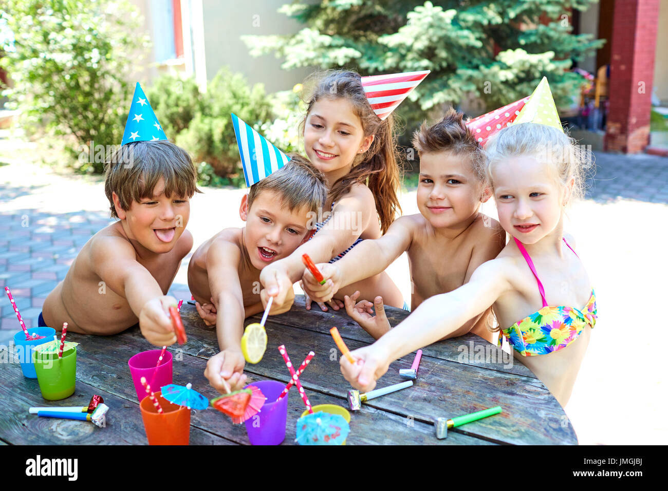 Compleanno. Dei bambini felici in cappelli con la caramella. Foto Stock