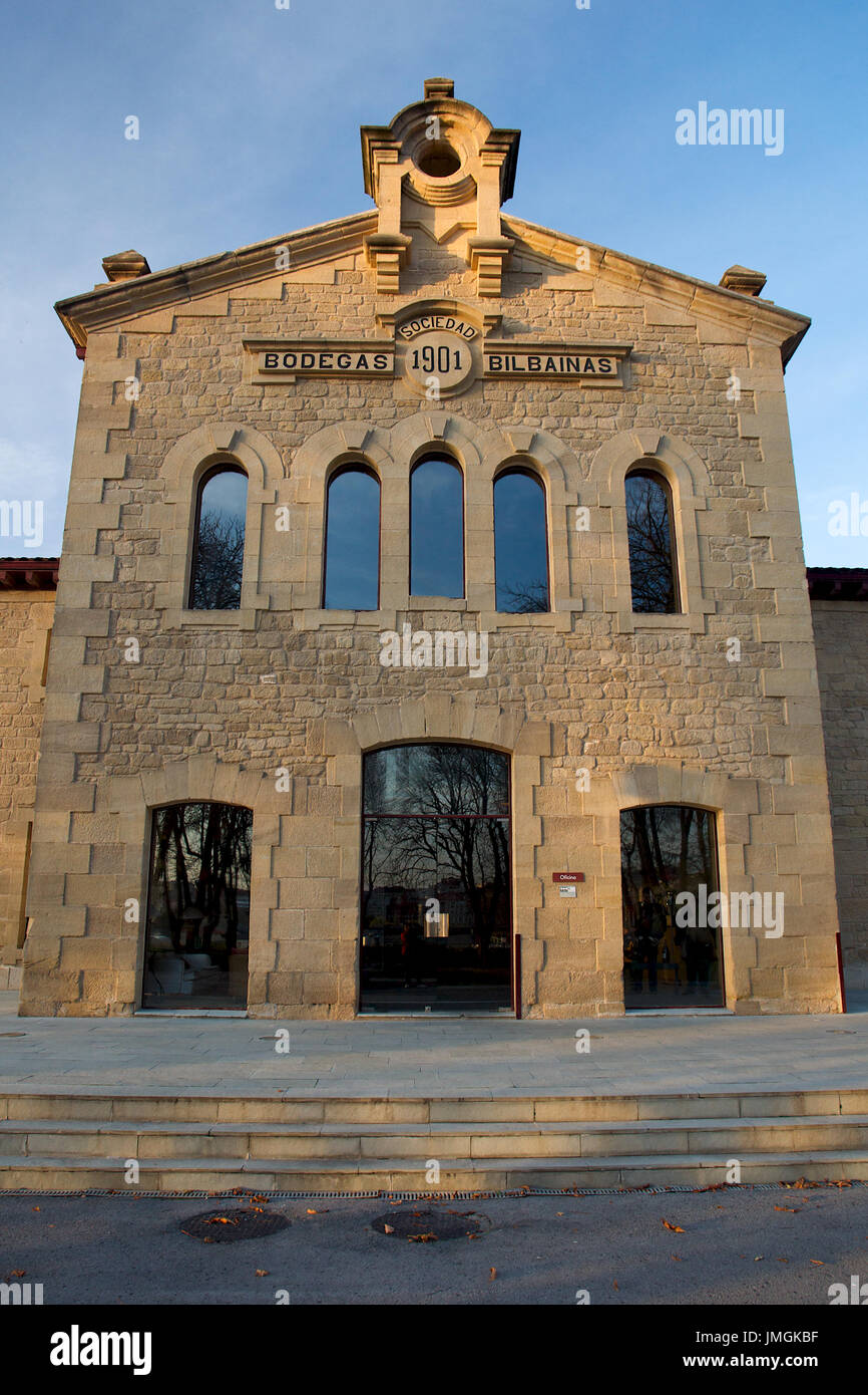 Facciata e ingresso di Bodegas Bilbainas edificio cantina a Haro (La Rioja, Spagna) costruito nel 1901. Foto Stock