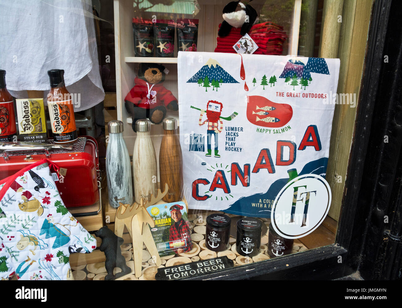Finestra Storefront di souvenir canadese, cibo e altri prodotti whimsical dal Canada. Shopping in Victoria, BC. Foto Stock