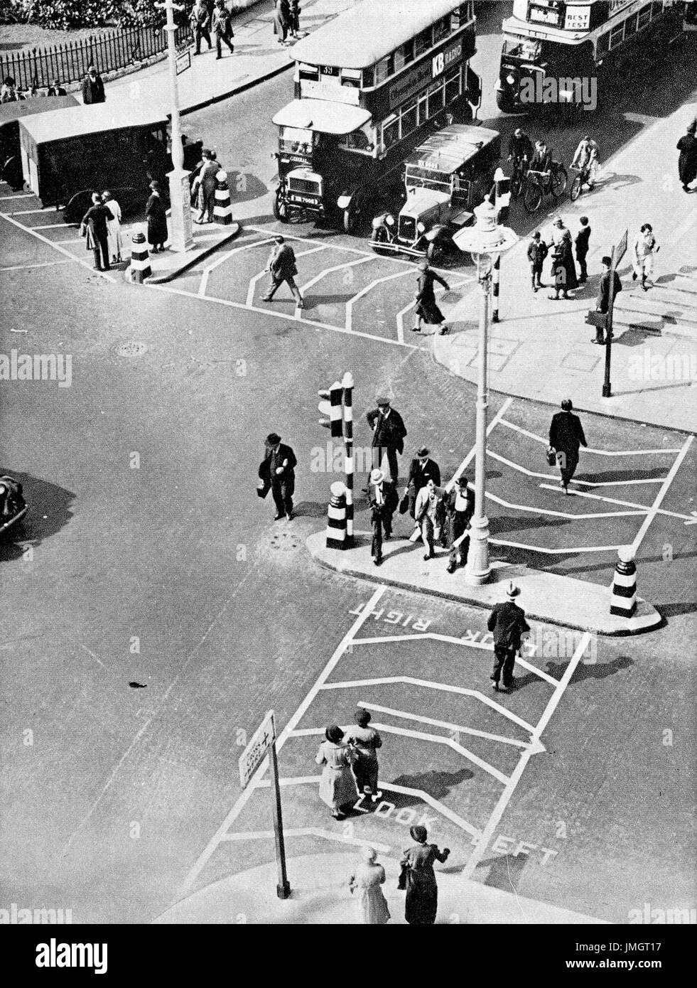 Uso precoce di Belisha beacon, i segnali del traffico e di attraversamenti pedonali, Trafalgar Square, Londra Foto Stock