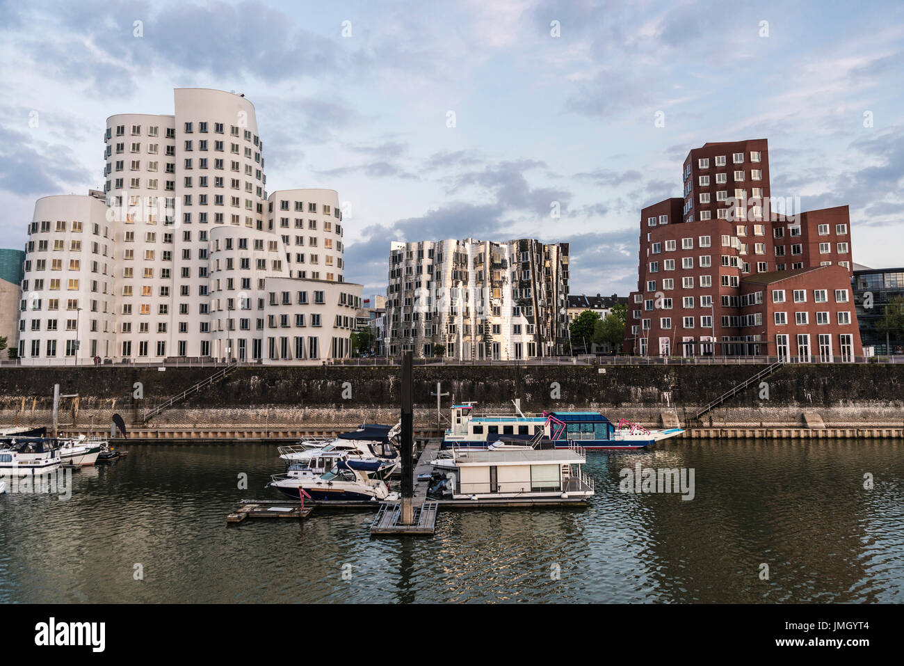 Neuer Zollhof edifici in Media Harbour. Il complesso edilizio è stato progettato dall architetto americano Frank Gehry a Dusseldorf, Germania Foto Stock