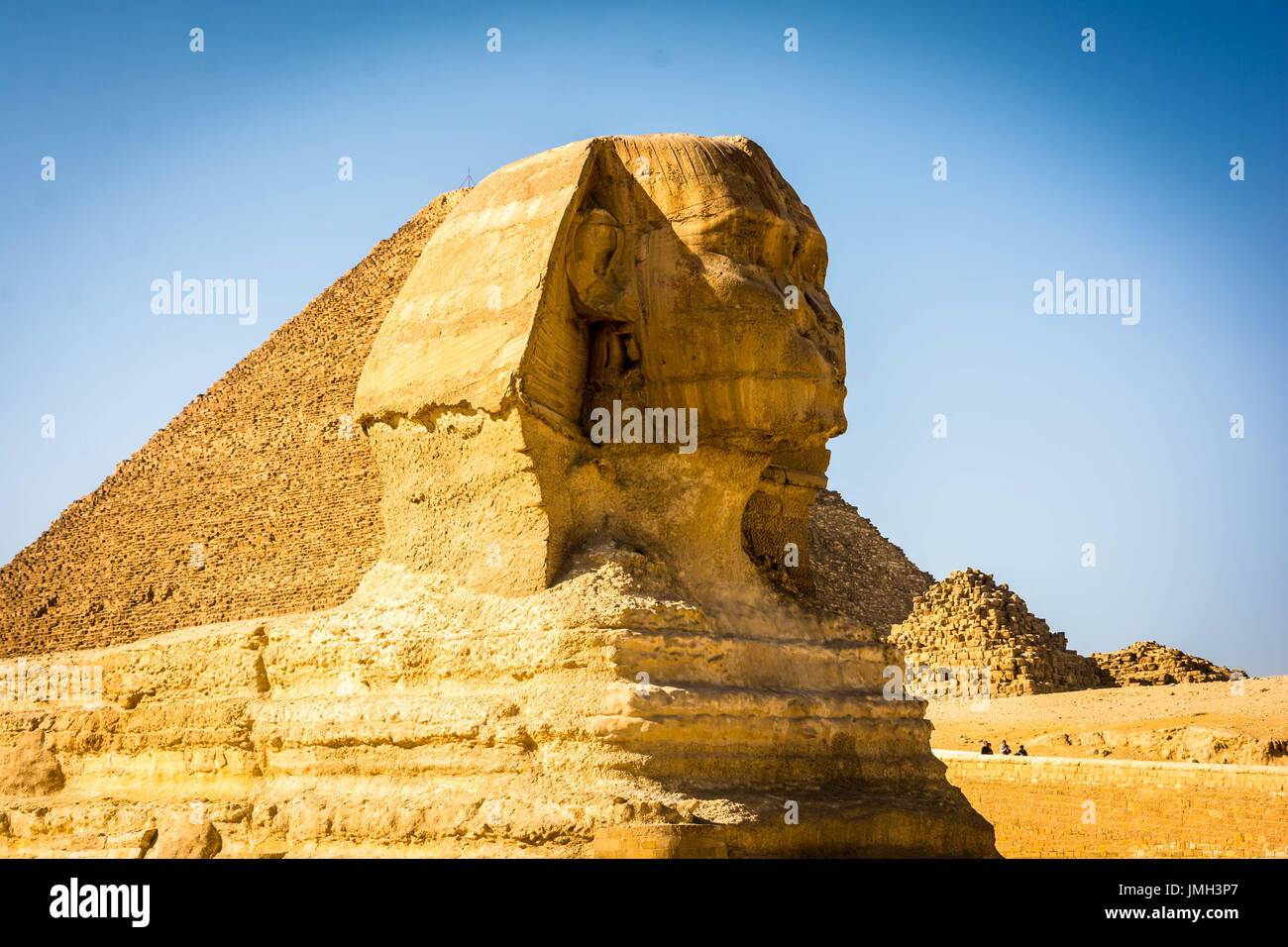 La sfinge è a guardia delle piramidi Foto Stock