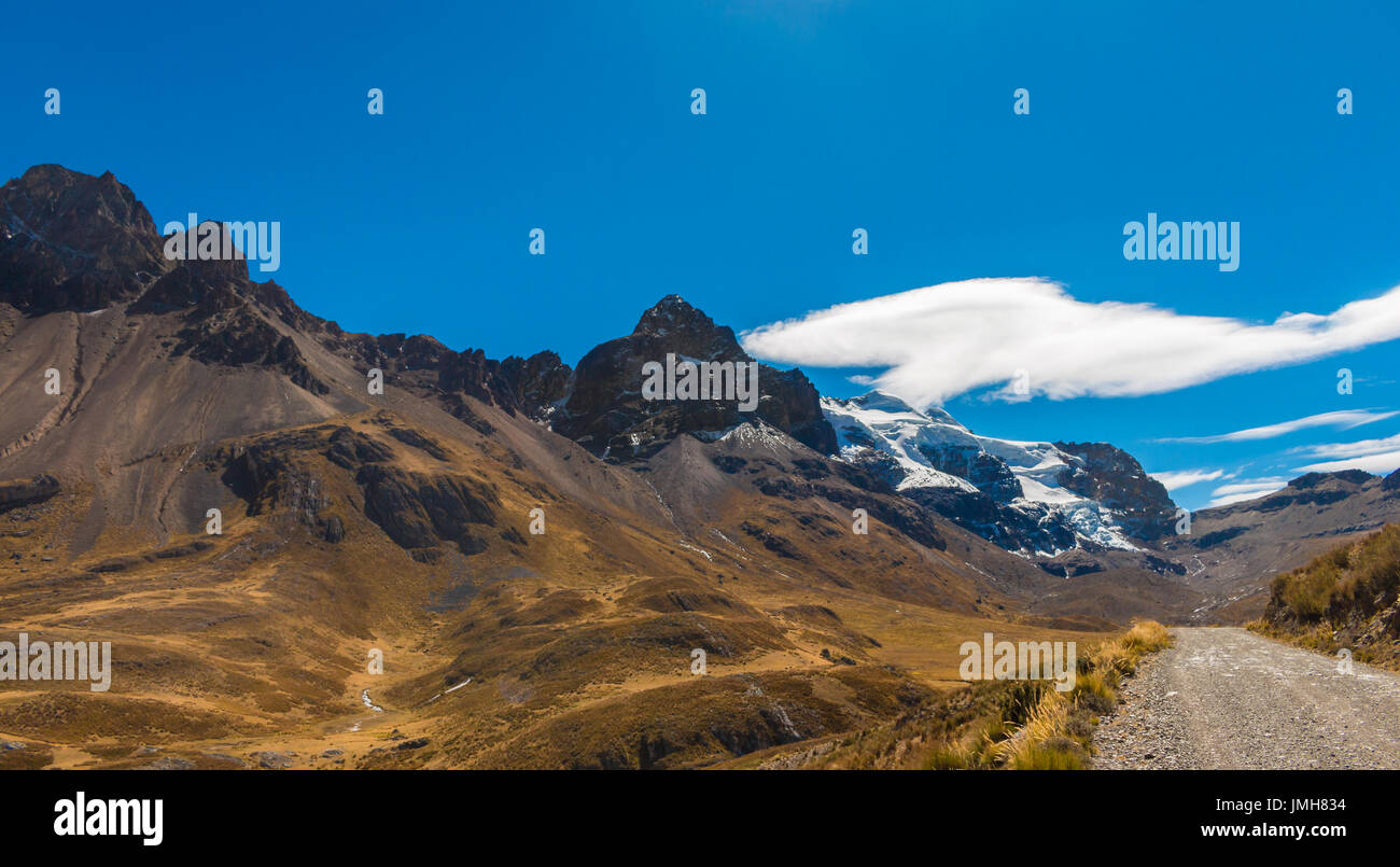 Una strada attraverso le montagne delle Ande del Perù Foto Stock