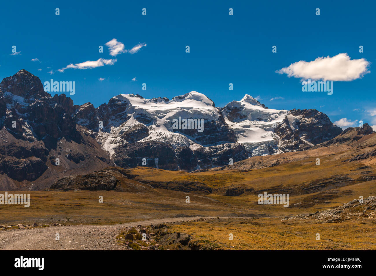 Strada nelle montagne andine al ghiacciaio pastoruri in Perù Foto Stock
