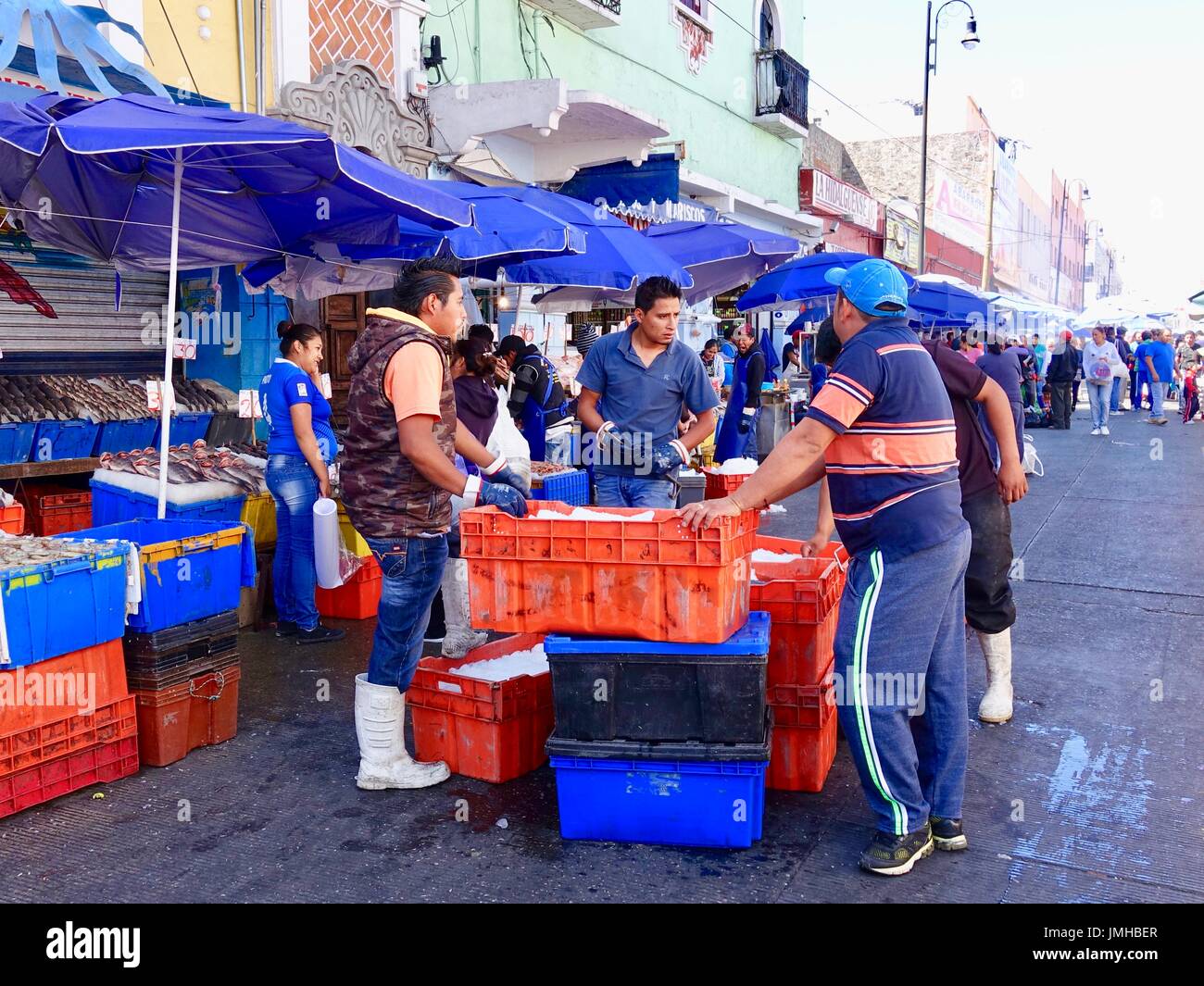Venditori di pesce sulla strada di fronte all'aperto il mercato messicano si erge, Puebla, Messico. Foto Stock