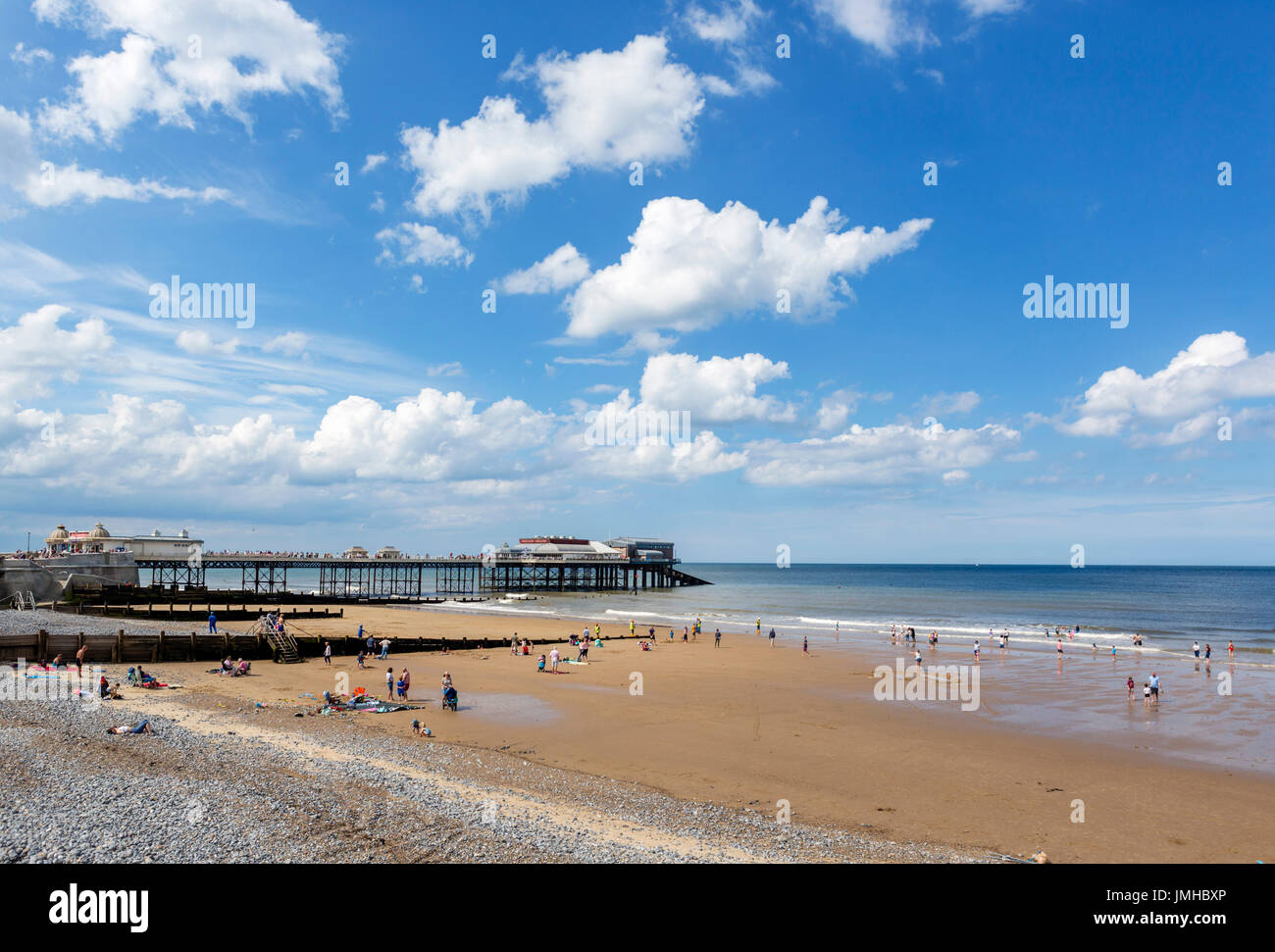 Cromer Pier. La spiaggia e il molo a Cromer, Norfolk, Inghilterra, Regno Unito Foto Stock