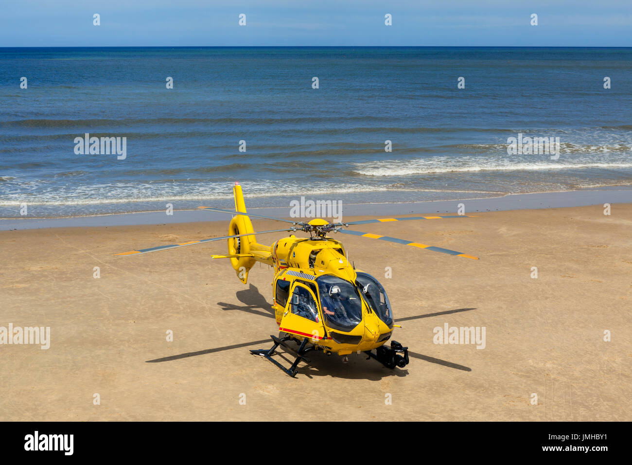 East Anglia Air Ambulance elicotteri sulla spiaggia a Cromer, Norfolk, Inghilterra, Regno Unito Foto Stock