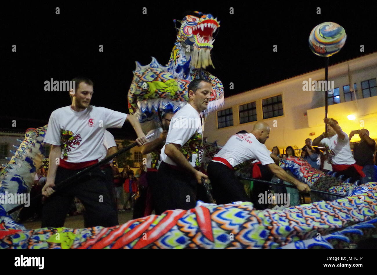 Cinese tradizionale Dragon Dance al festival: Mercado das Culturas. In lagoa, algarve, portogallo Foto Stock