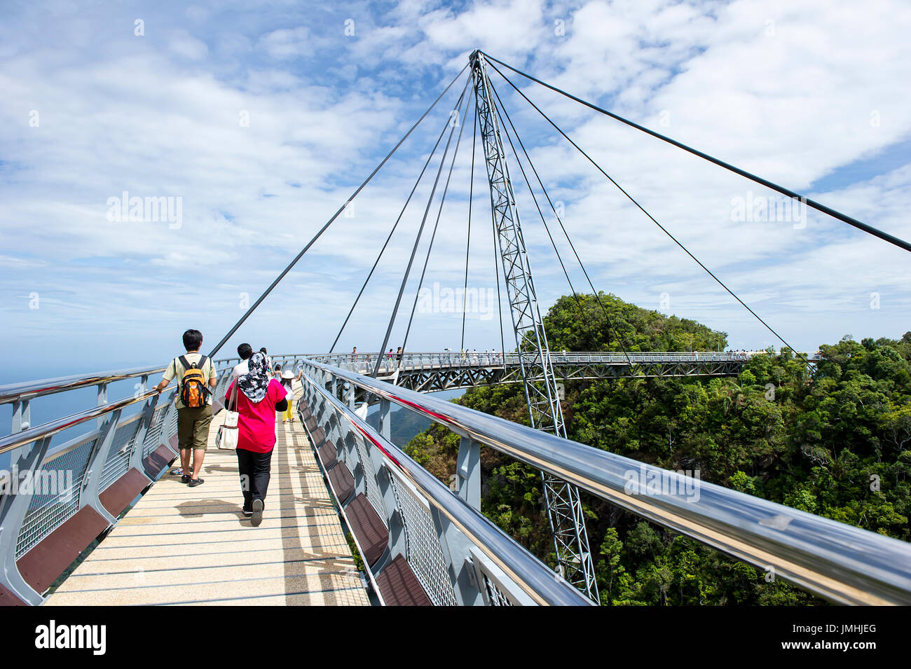 Passeggiate turistiche sulla curva ponte in l'Isola di Langkawi, Malesia Foto Stock