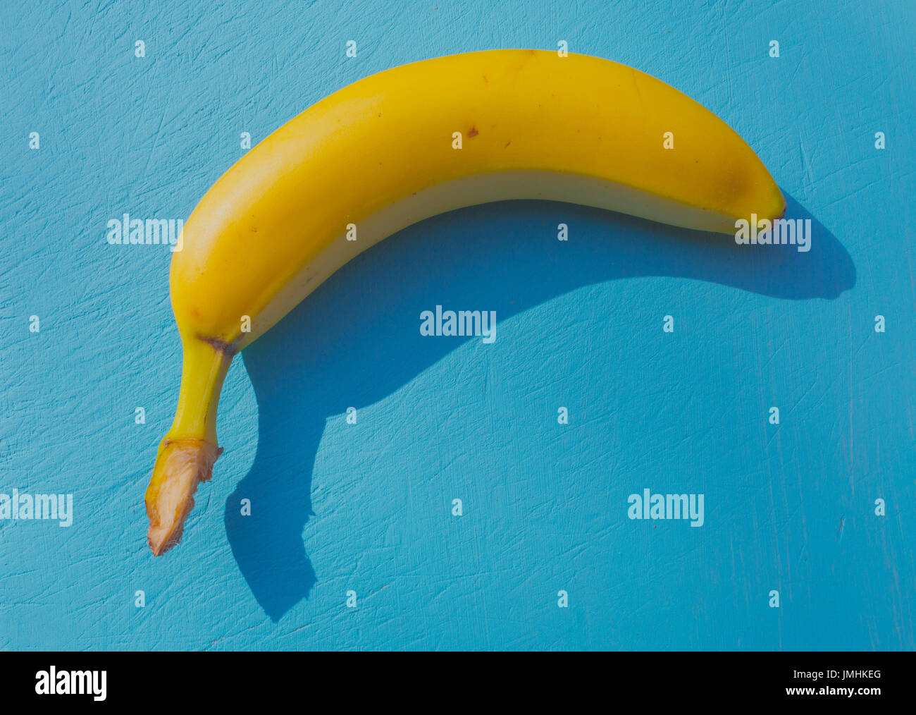 Singolo frutto blu sulla scheda chop vista aerea Foto Stock