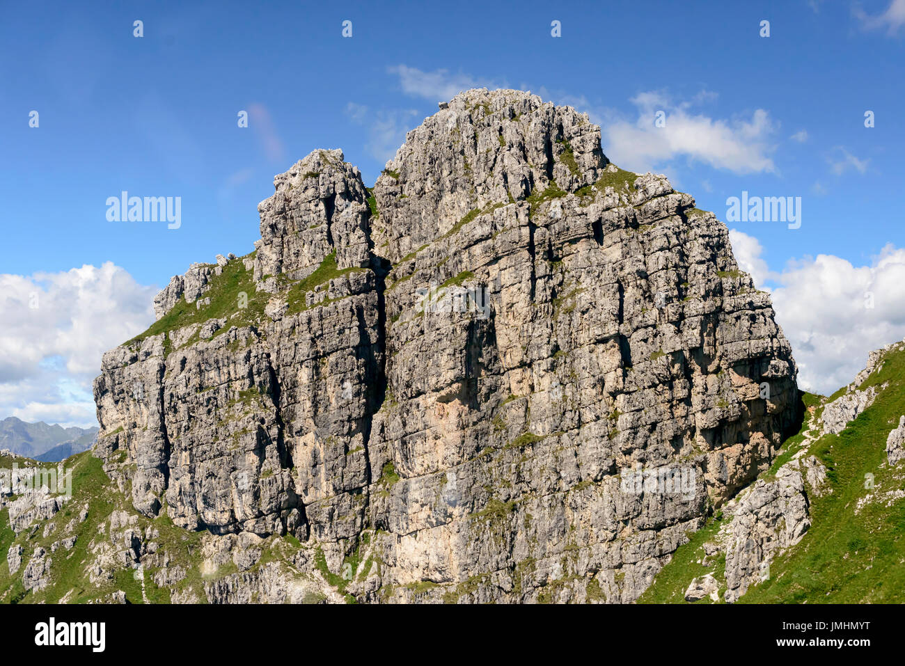 Riprese aeree, da un piccolo aereo, delle ripide rocce del Resegone picco , girato su un luminoso giorno di estate nelle Orobie, Lombardia , Italia Foto Stock