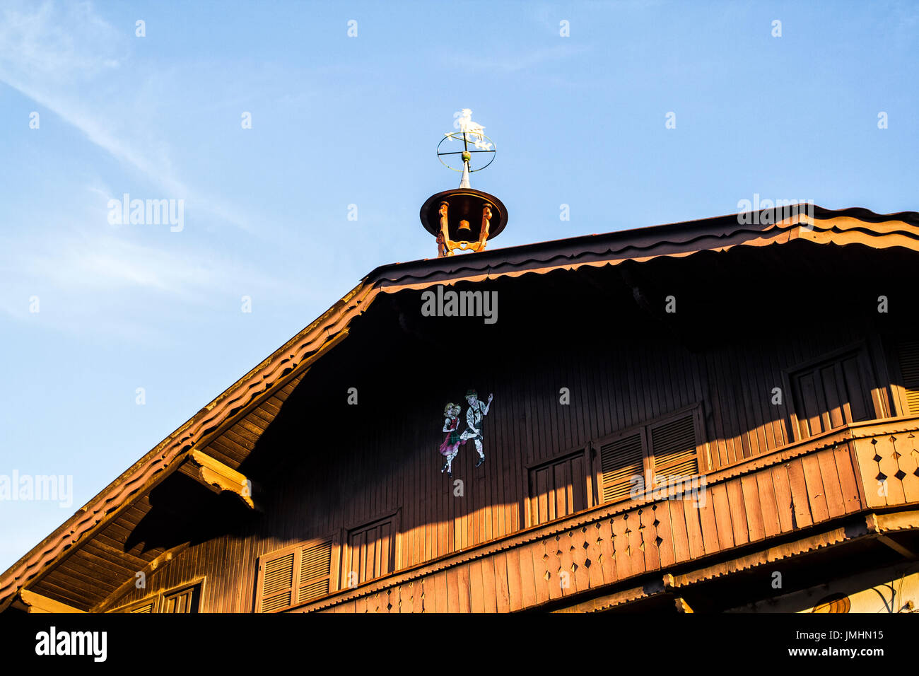 Casa in stile alpino, architettura tipica della città. Treze Tilias, Santa Catarina, Brasile. Foto Stock