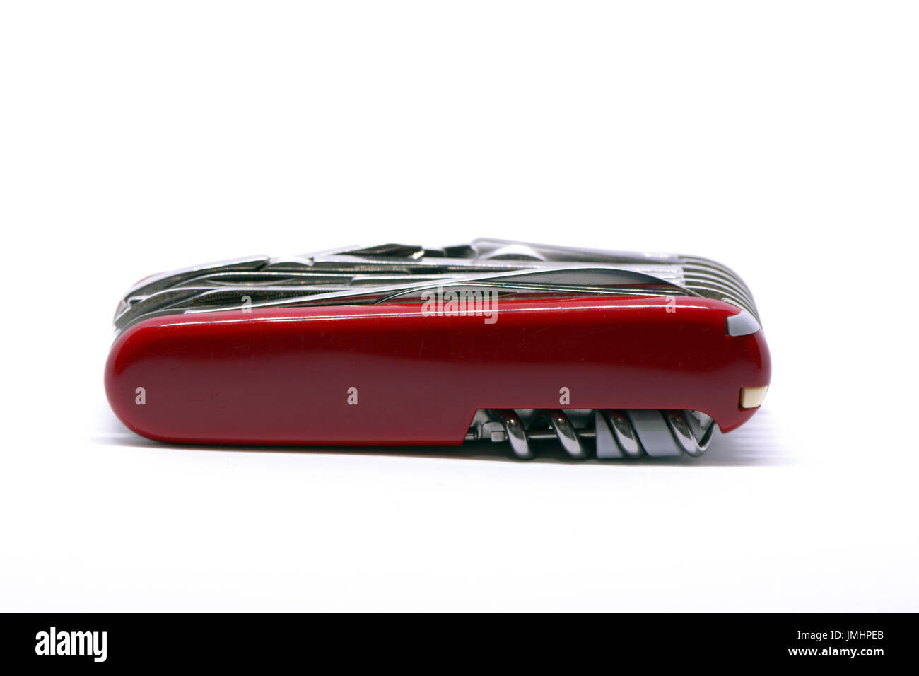 Rosso isolato pocketknife, temperino coltello a serramanico su sfondo bianco Foto Stock