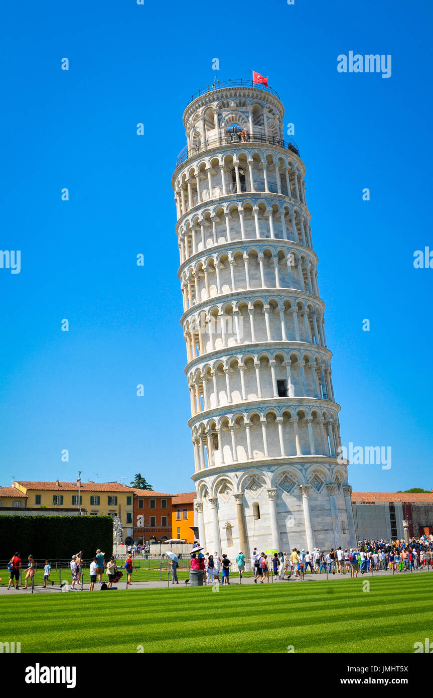 Pisa, Italia - 25 Giugno 2016: i turisti di visitare la famosa torre pendente di Pisa in Italia. Foto Stock