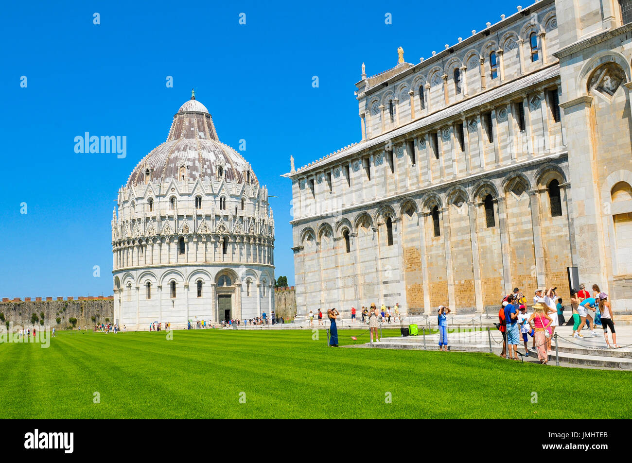 Pisa, Italia - 25 Giugno 2016: i turisti di visitare la cattedrale nel centro storico della città di Pisa, Italia. Foto Stock