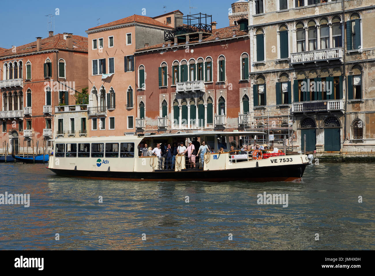 Una vista di un vaporetto sul Canal Grande di Venezia. Foto Stock