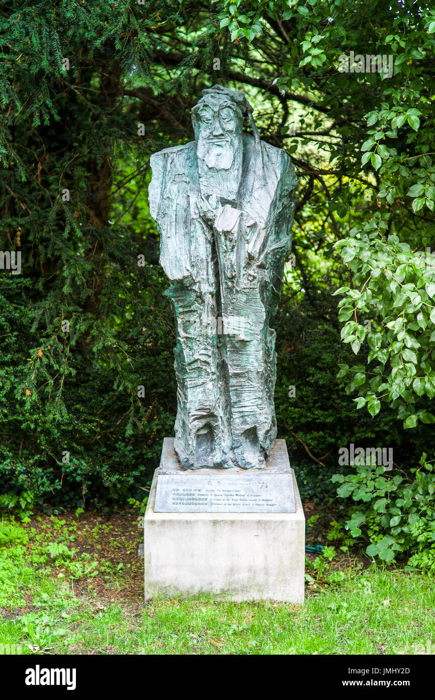 Statua di Confucio - artista Wu Weishan - nella motivazione della Clare College, parte dell'Università di Cambridge, Regno Unito Foto Stock