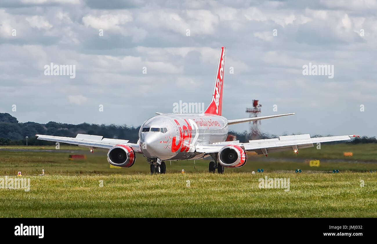 Jet2 aereo sulla pista a Leeds Bradford Airport Foto Stock