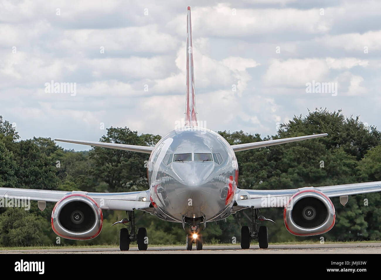 Jet2 aereo sulla pista a Leeds Bradford Airport Foto Stock